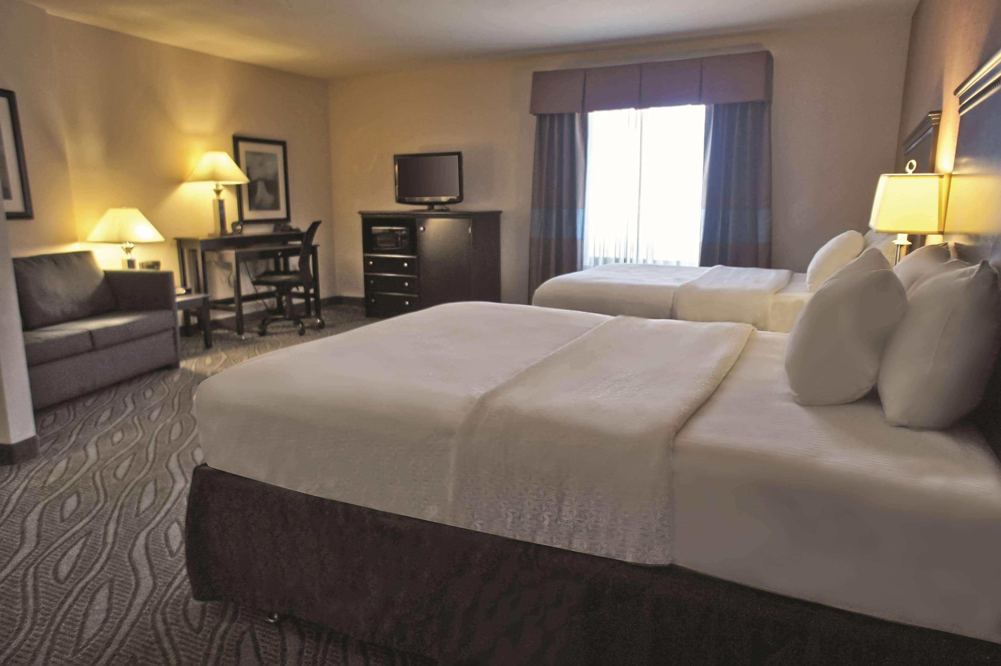 La Quinta By Wyndham Edmond Hotel Exterior photo
